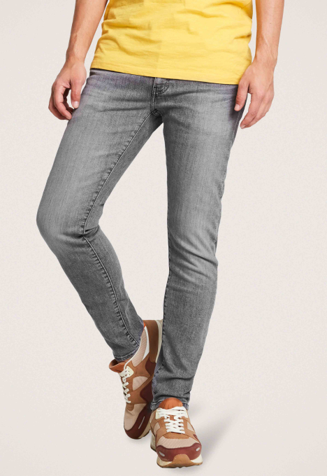 512 Slim Tapered Jeans