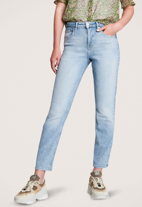 Cinna Girlfriend Slim Jeans