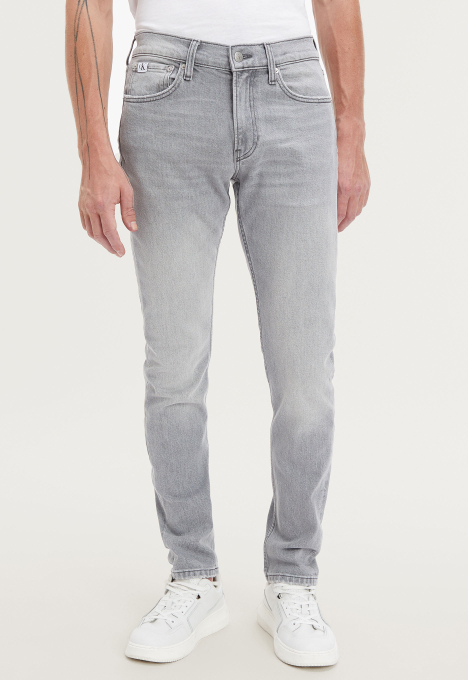 Slim Tapered Jeans 