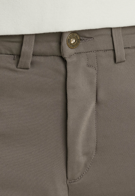 Riser Slim Fit Chino