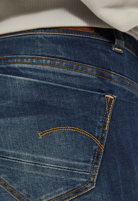 Midge Saddle Straight Jeans