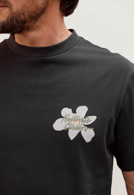 3 Flowers T-shirt