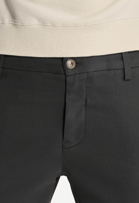 Cylas Tapered Chino